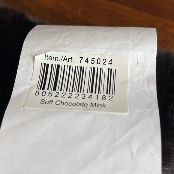 NEVER USED SOFT CHOCOLATE MINK FAUX FUR ACCENT PILLOW - Picture 5 of 8